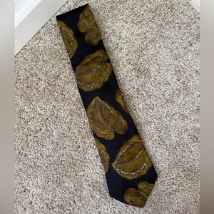 Hugo Boss Black and Gold Leaf Design Tie